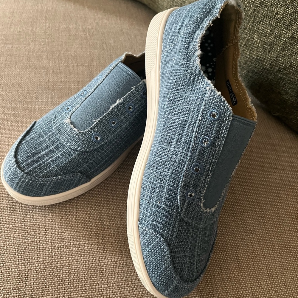 New, never used. Size 7.5 beautiful and comfortable women’s shoes.